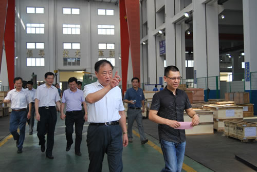 嘉定区委副书记曹一丁在沪工董事长杨猛陪同下视察沪工新厂房