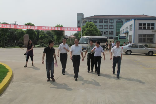 嘉定区委副书记曹一丁在沪工董事长杨猛陪同下视察沪工厂区