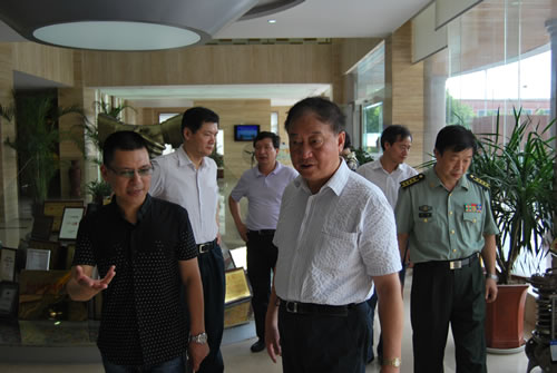 嘉定区委副书记曹一丁在沪工董事长杨猛陪同下参观沪工产品展示厅