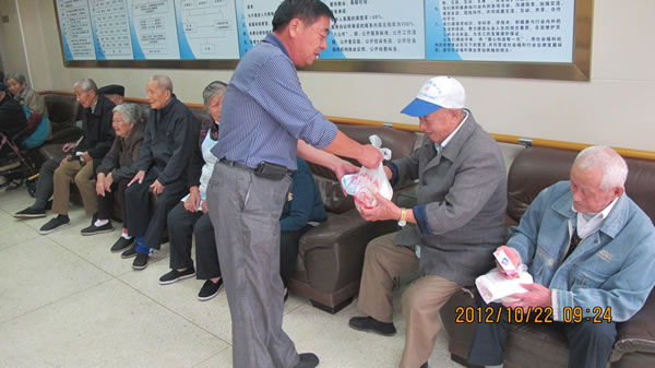 悟空平台党支部成员褚德祥同志为华亭敬老院的老人们发放节日礼品