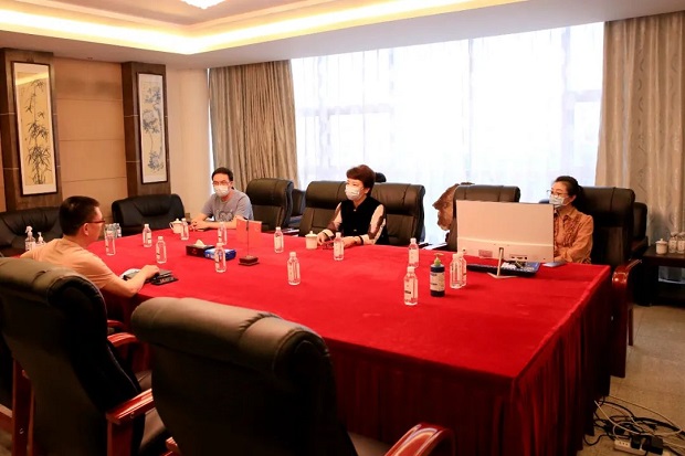 华亭镇党委书记何蓉一行走访调研悟空平台